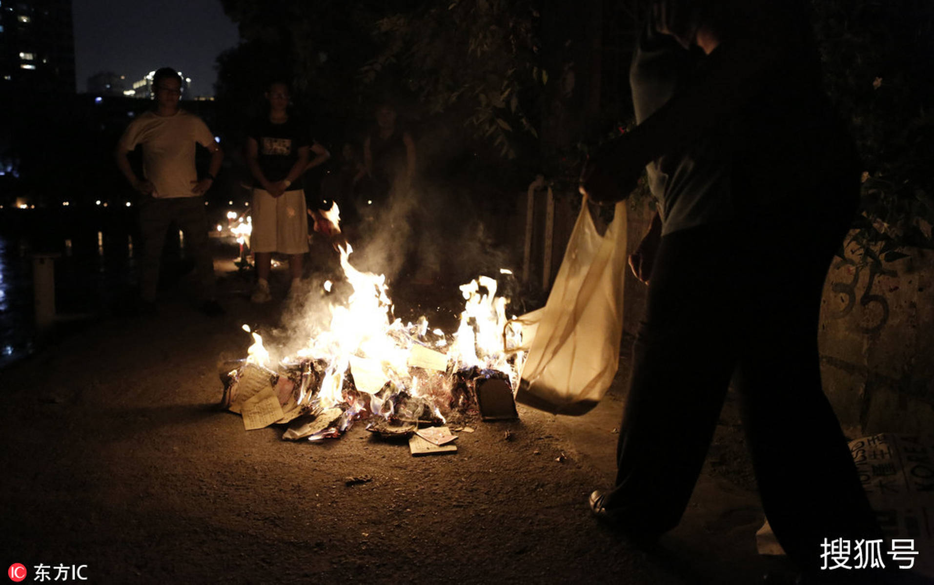 贵州中元节烧纸祭亲,场面震撼,情感深沉 贵州中元节烧纸祭亲,场面震撼,情感深沉